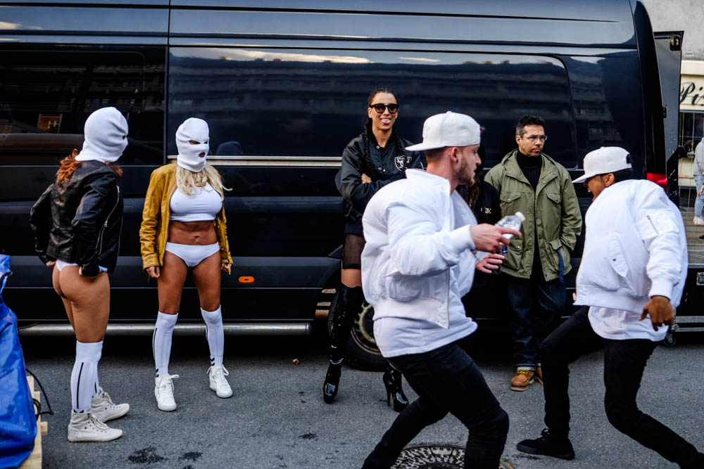 Medina and her dancers warming up backstage. RedBull Studios Live #Gadekryds stage