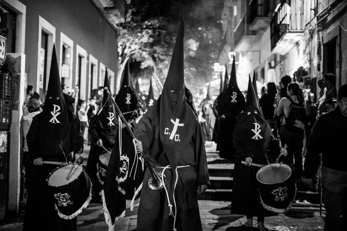 The brotherhood keeping rhythm: In the 7 weeks that Flemming and I had lived at the top of Barrio Alto, we would listen to this marching band practicing at sunset every Saturday. We never set eyes on them in that time, so were utterly delighted to discover that they were part of this procession. How did we know it was the same band? Well, in all those weeks of practice, they never managed to keep time with one another.... and that distinctive dissonance was in full swing during the procession!