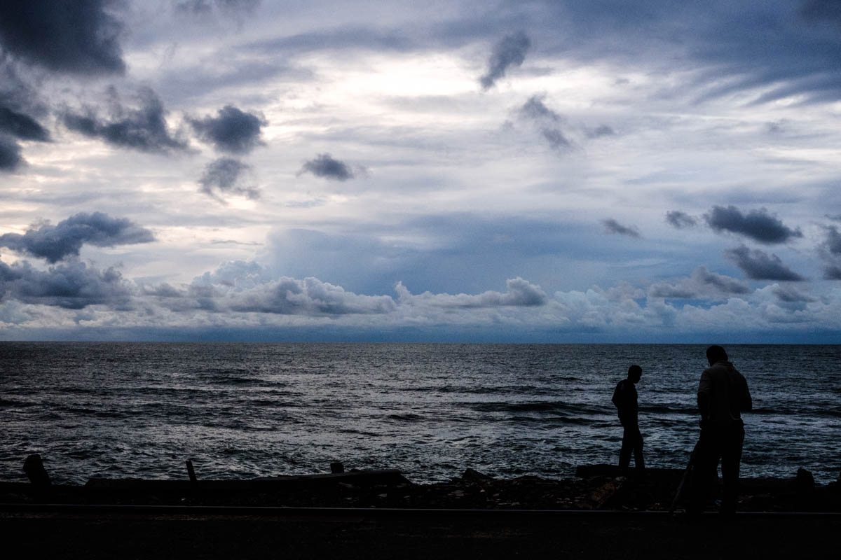 Kollupitiya Station platform | Fujifilm X-Pro 2, XF 27mm f2.8