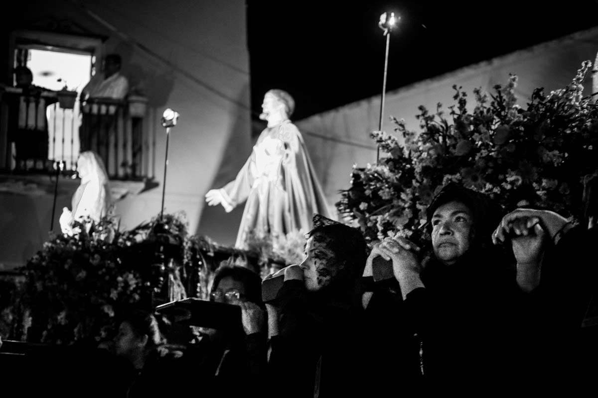 The bearers (all women) of Our Lady of Solitude, Jesus, and the Virgin Mary on their respective floats, begin the slow march out of Plaza de San Roque through the streets of Guanajuato